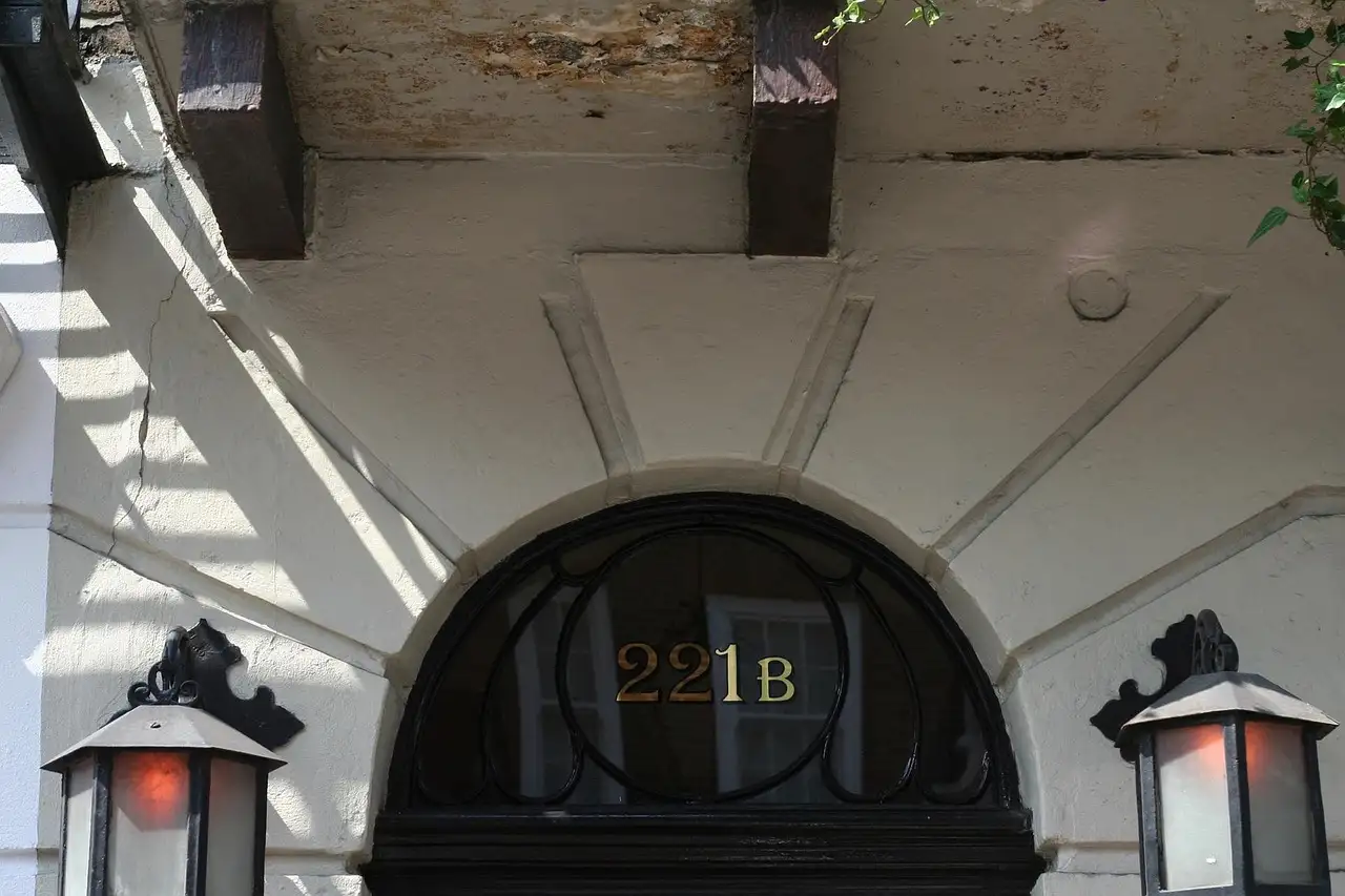 The arched doorway of 221B Baker Street between two lanterns