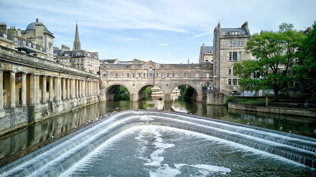 Pulteney Bridge and the curved weir on the River Avon in Bath
