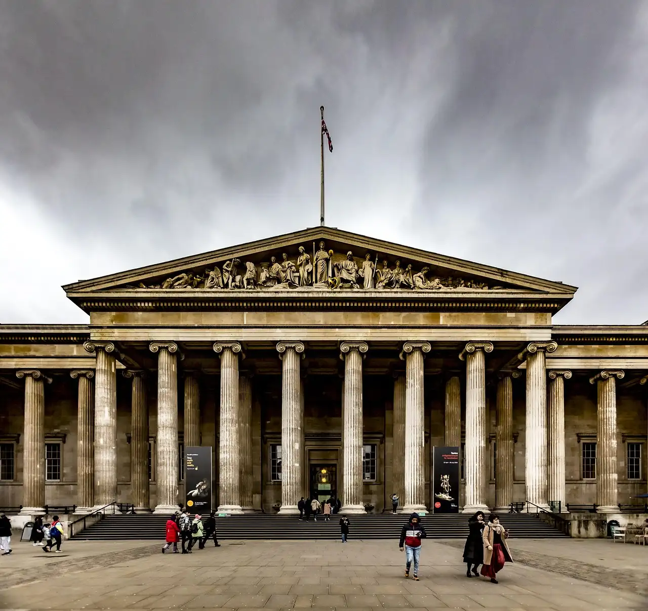 Front of the British Museum with its long row of columns and pediment