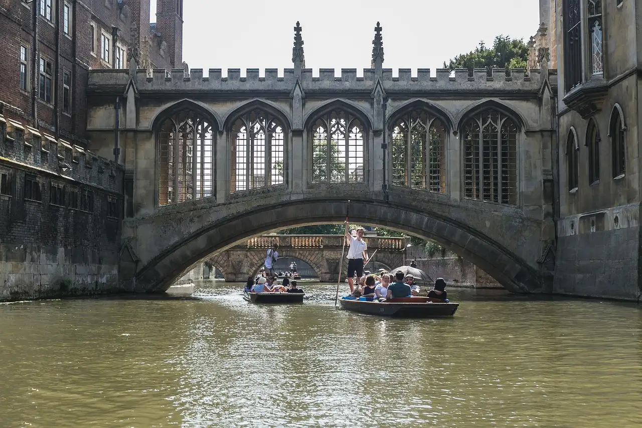 Punts passing under the Bridge of Sighs in Cambridge
