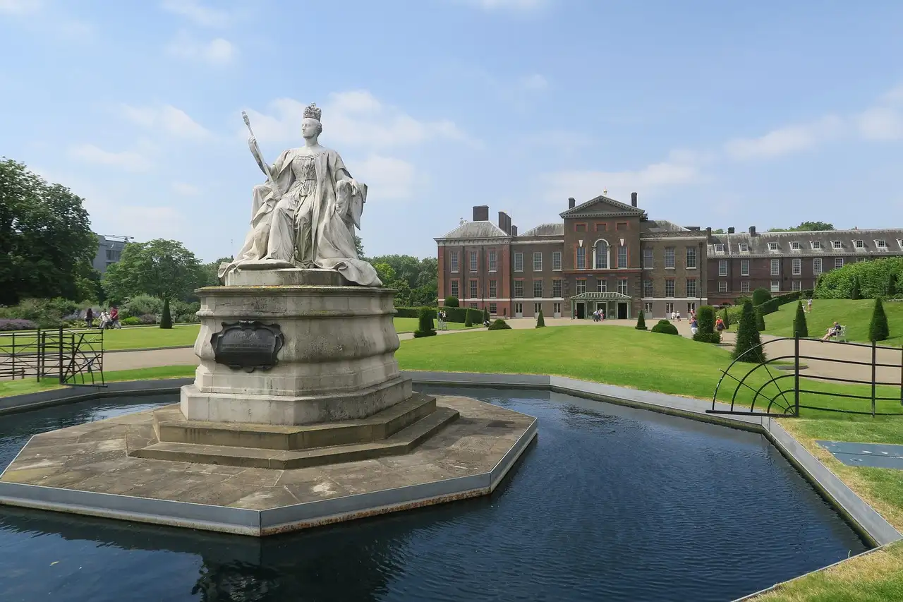 The Queen Victoria statue and pool in front of Kensington Palace