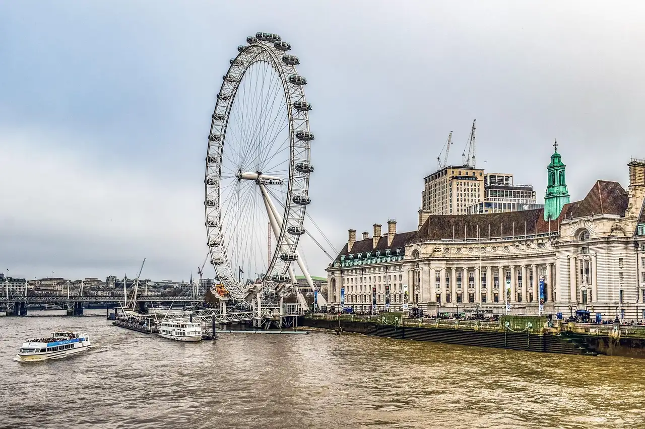 The London Eye next to County Hall, seen across the River Thames