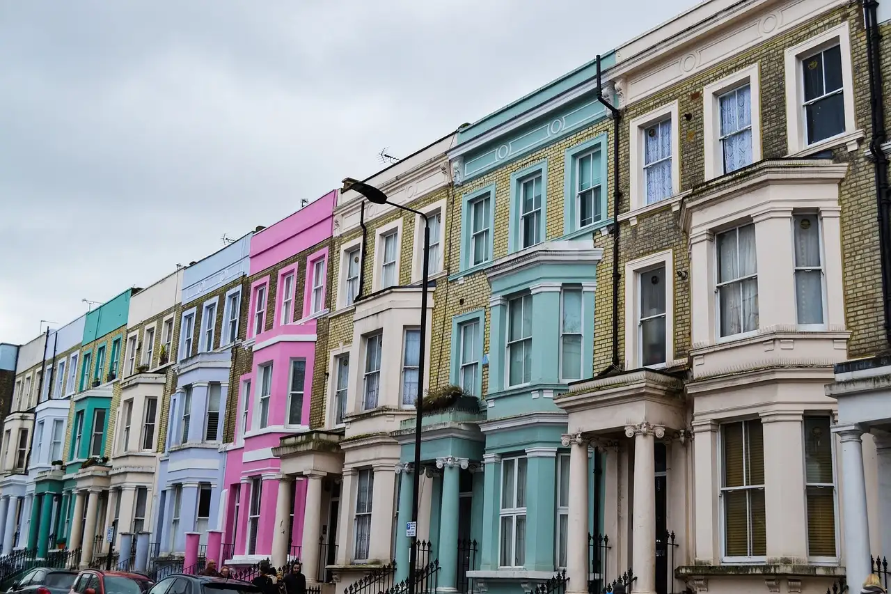 Row of colourful terraced houses along a Notting Hill street