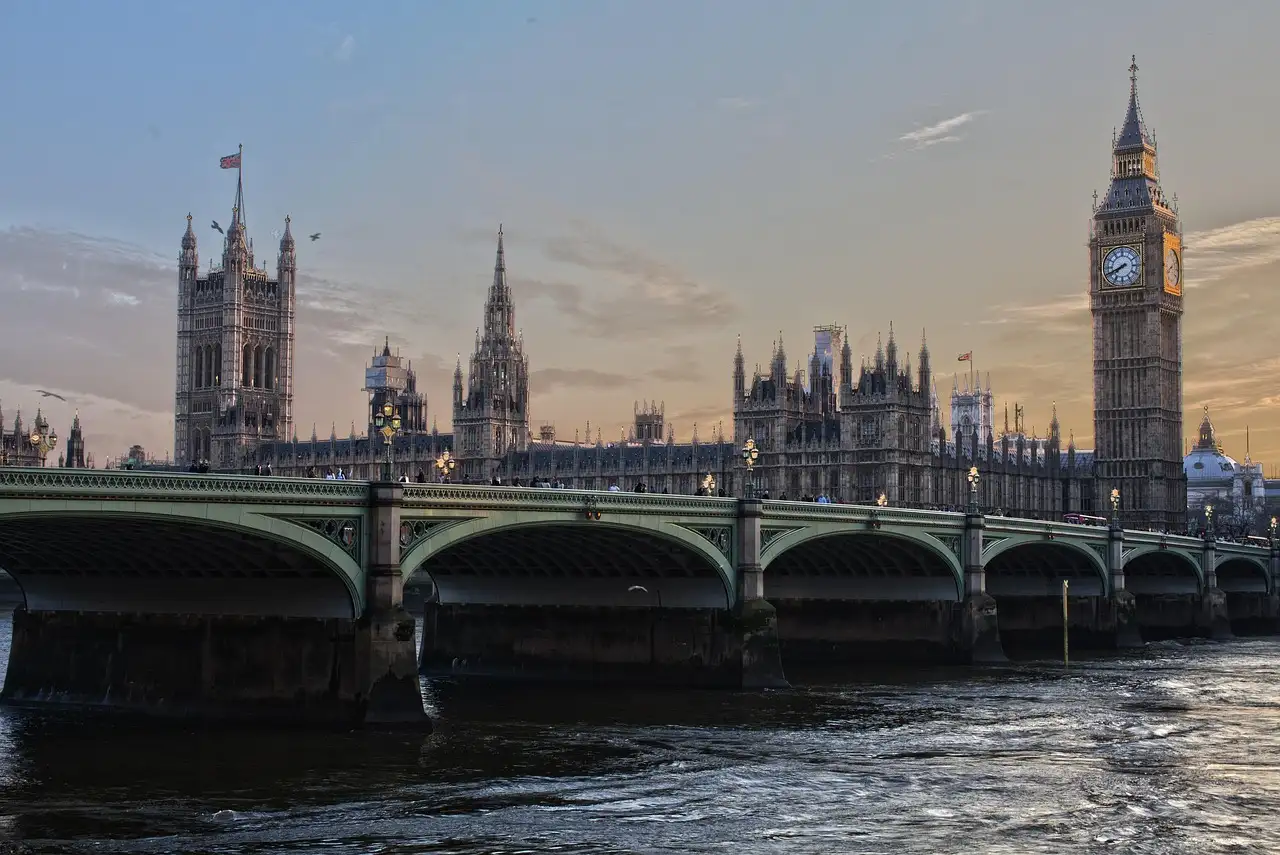 Westminster Bridge and the Houses of Parliament with Big Ben at dusk